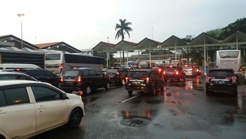 Di Bandara Wajib Pakai Kartu Non Tunai Untuk Akses Parkir ...