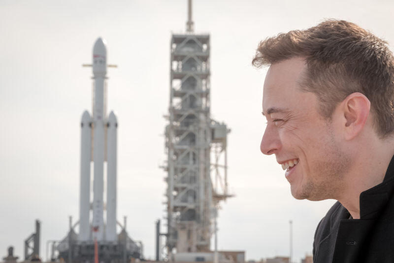 SpaceX Berhasil Luncurkan Roket Terbesar dan Terkuat di Dunia