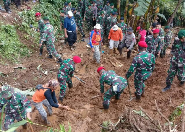 Begini Kopassus Temukan Korban Longsor Pakai Tenaga Dalam