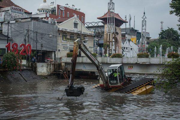 Anies Tetap Yakin Naturalisasi Sungai Bisa Atasi Banjir

