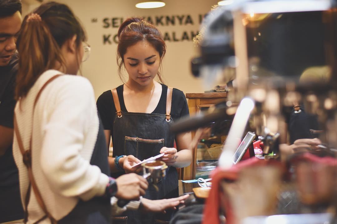 Selain Starbucks, kedai kopi yang satu ini juga gak kalah keren lho