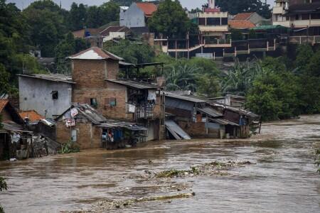 Ditanya Solusi Banjir Jangka Panjang, Anies : Nanti Sebentar