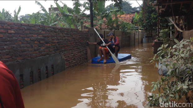 Banjir di Kampung Arus Naik Lagi, Warga Pakai Perahu Berangkat Kerja