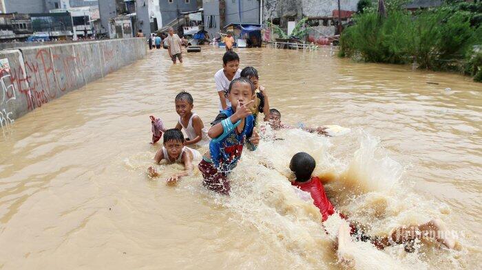 Bujuk Korban Banjir Pindah, Sandiaga: Touch and Feel