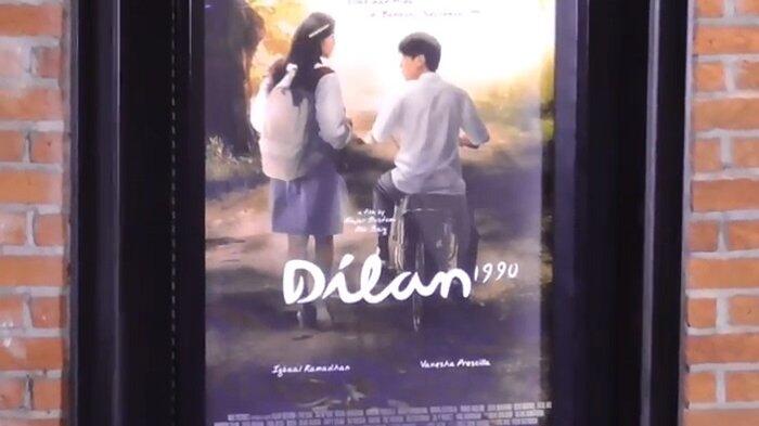 Gila! Pasangan Kekasih Ini Nyewa Satu Studio Demi Nonton Film Dilan 1990 Berduaan