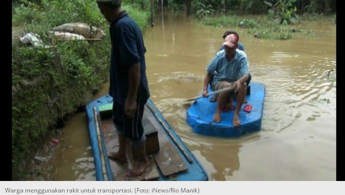 Banjir 2 Meter, Warga Kampung Arus Gunakan Rakit untuk Beraktivitas