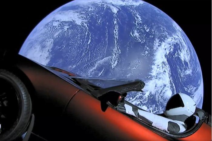 Elon Musk Kirim Mobil ke Luar Angkasa