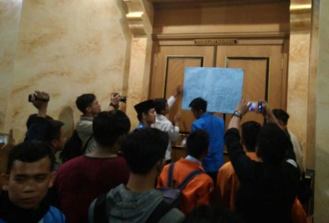 Aksi Dukung KPK, Mahasiswa Segel Ruang Ketua Dewan Provinsi Jambi