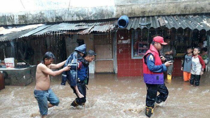 Curhatan Pengungsi di Pejaten Timur: Air Datang Seperti Tsunami, Rumah Roboh,....