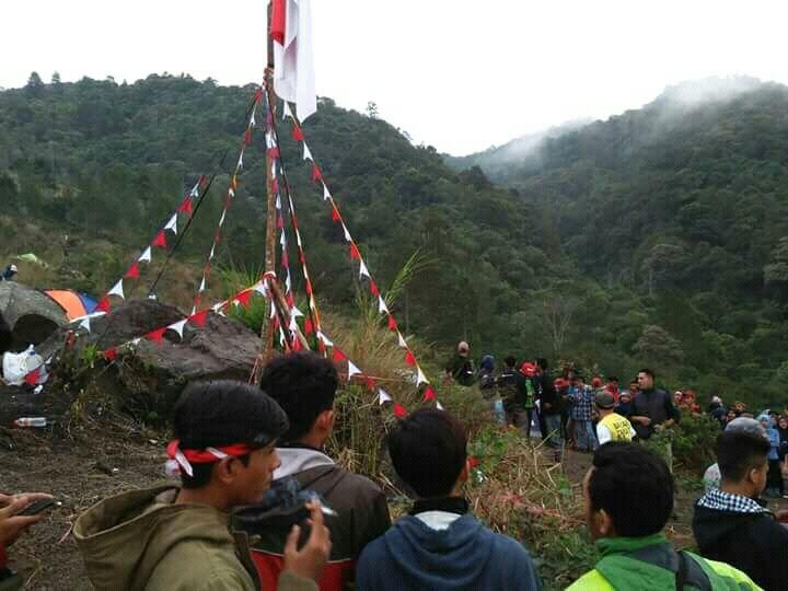 Catatan Pendakian (Dia Seperti Mahameru, Guntur Namanya)