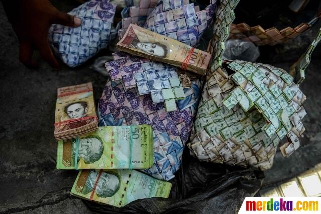 Tak bernilai, lembaran uang Venezuela disulap jadi tas