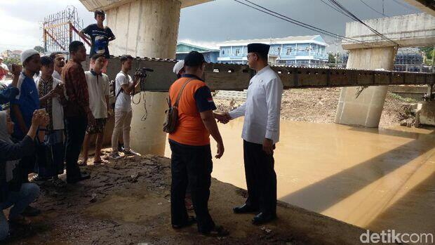 Anies Soal Relokasi Warga di Bantaran Sungai: Jangan Buru-buru