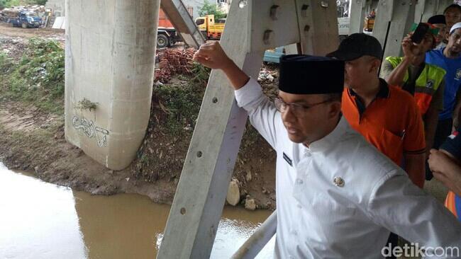 Anies Soal Relokasi Warga di Bantaran Sungai: Jangan Buru-buru