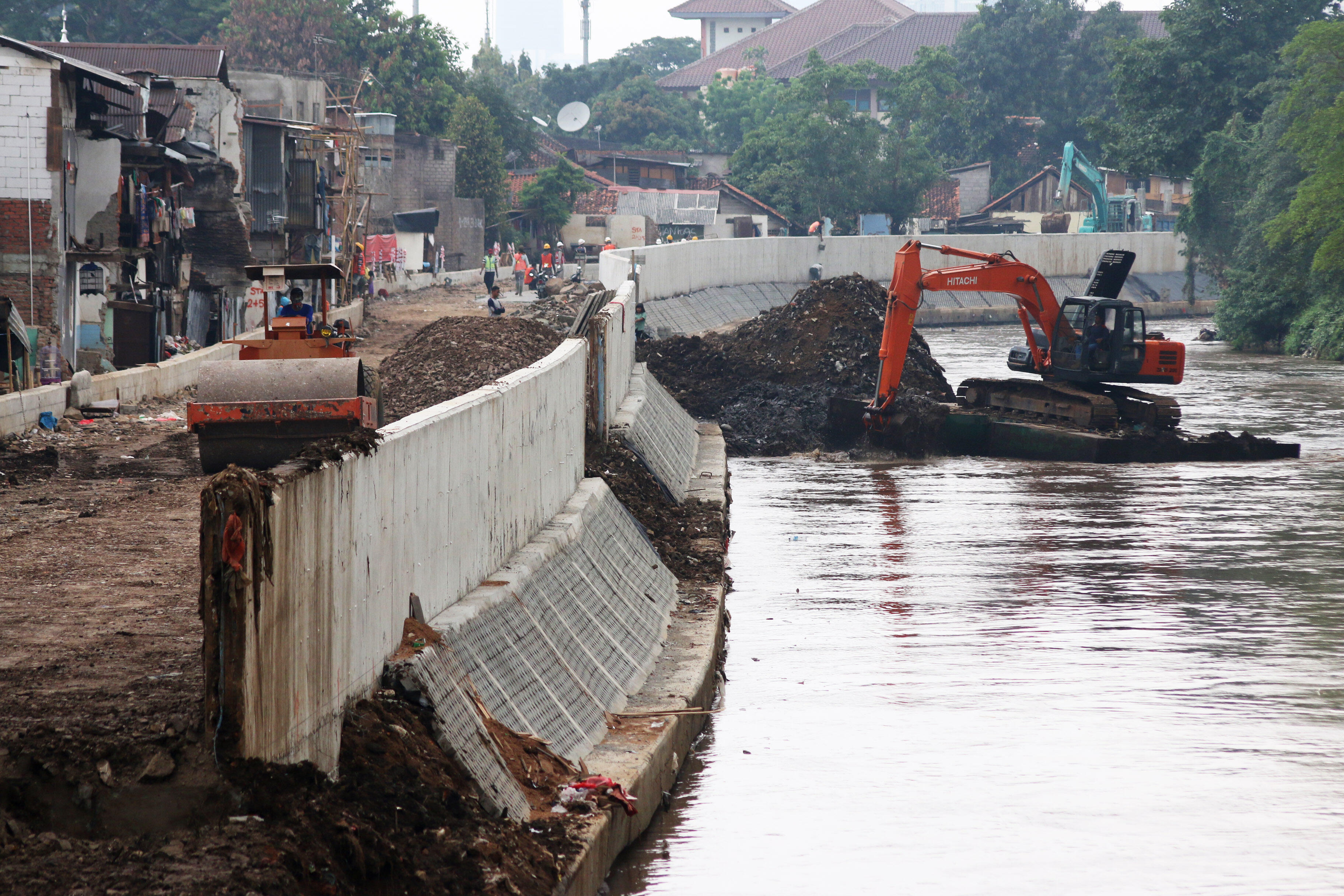 Naturalisasi Sungai ala Anies vs Normalisasi versi Sandi