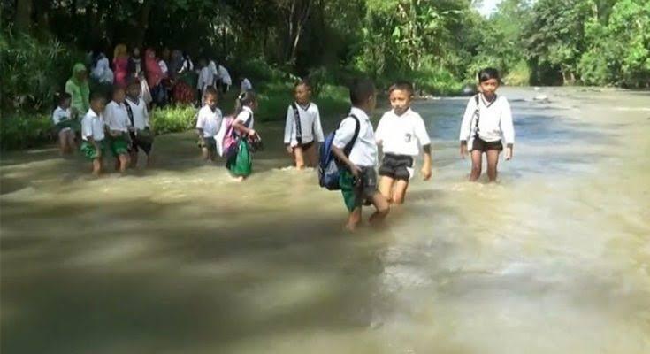 Jembatan Tidak Ada Ke Sekolah Naik Kuda