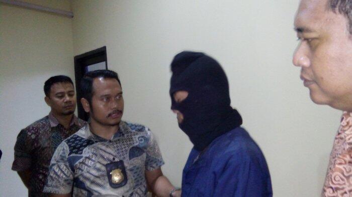 Pura-pura Rapikan Baju Sekolah Gadis SD, Tangan Tukang Ojek Tua Ini Malah 'Nakal'