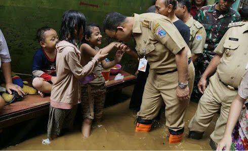 Viral Foto Gubernur Anies Cium Tangan Anak Korban Banjir, Begini Penjelasannya