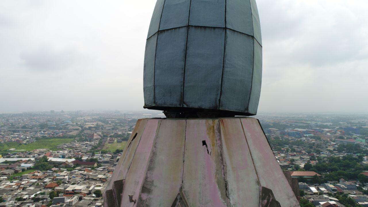 Diterpa Angin, Pucuk Makara Kubah Islamic Center Miring