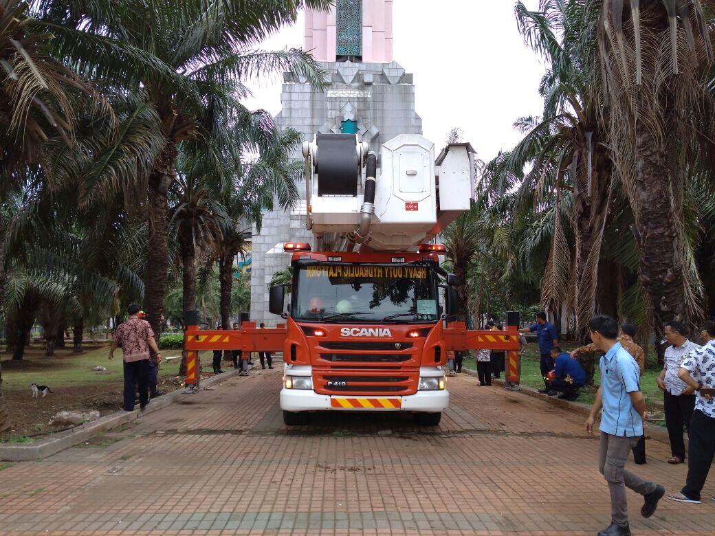 Diterpa Angin, Pucuk Makara Kubah Islamic Center Miring