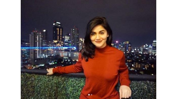 Pose Cantik nan Menggoda Hilda Vitria sang Kekasih Billy Saputra