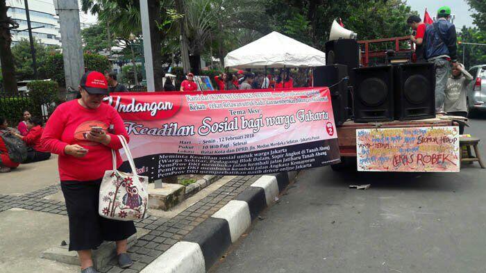 Warga Tanah Abang: Tolong Pak Anies, Rumah Kami Terkepung PKL!