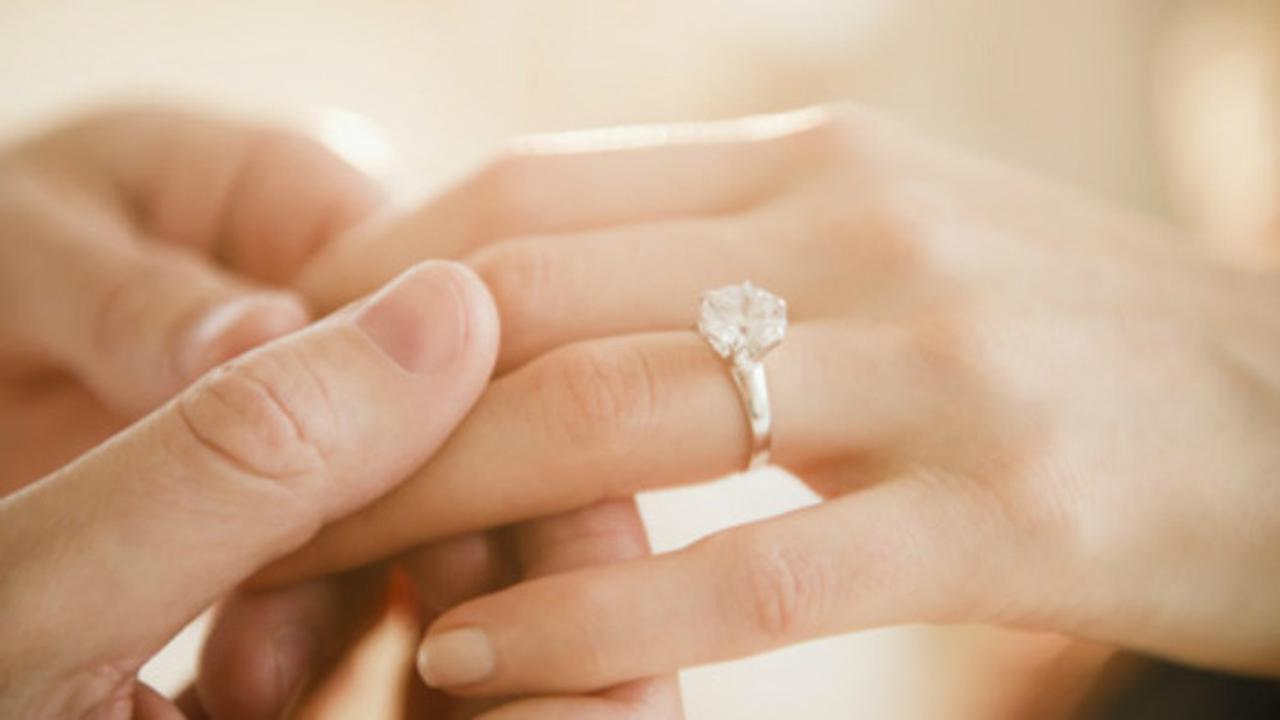 4 Kisah Cinta Pasangan yang Bikin Baper Saat Valentine