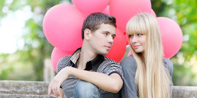 4 Kisah Cinta Pasangan yang Bikin Baper Saat Valentine