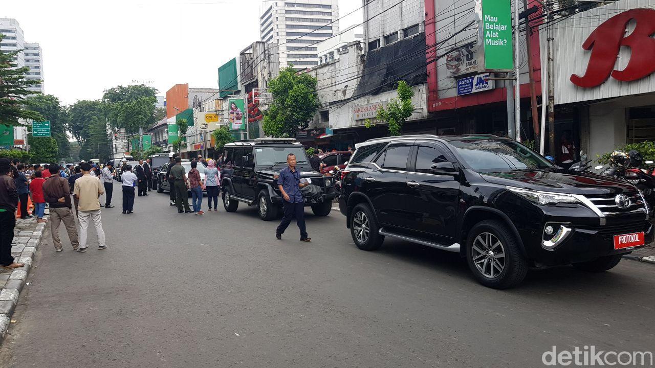 Netizen Heboh Ratu Belanda Kunjungi Warung Bakwan Malang