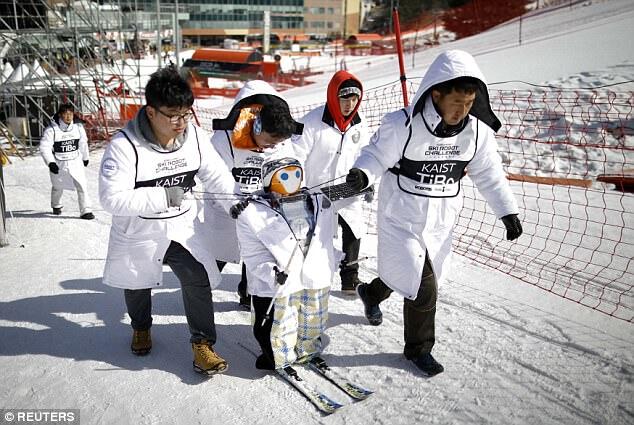 Aksi robot-robot dalam "Olimpiade" Ski Khusus Robot di Pyeongchang
