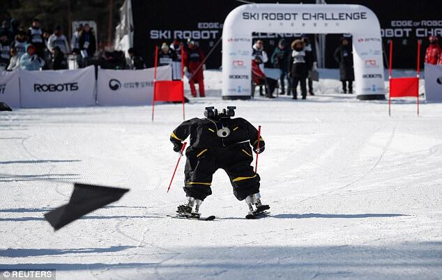 Aksi robot-robot dalam "Olimpiade" Ski Khusus Robot di Pyeongchang