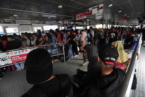 RAHASIA CEPAT SAMPAI RUMAH SAAT PULANG KANTOR DENGAN TRANSJAKARTA