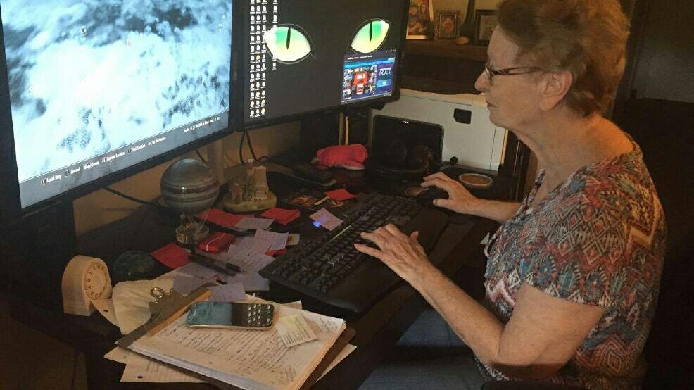 Keren, Nenek 80 tahun Ini Aktif Main Game dan Posting Video di Youtube