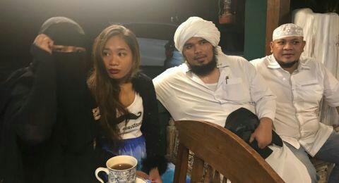 Istri Ustadz Derry Sulaiman Yakin Putrinya Kena Cuci Otak