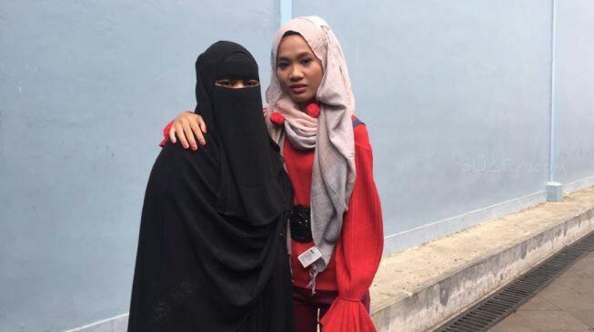 Istri Ustadz Derry Sulaiman Yakin Putrinya Kena Cuci Otak