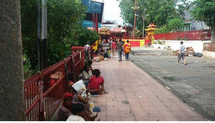 Pengemis Serbu Vihara Berharap Ang Pao Imlek