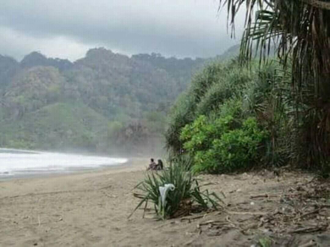 Pantai Bande Alit Pantai Eksotis Yang Menyimpan Kesan Mistis