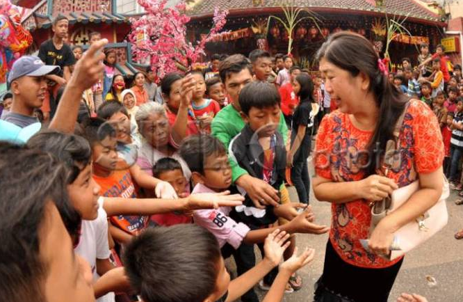 Modal Ongkos Rp80 Ribu, Sunarti Berjuang Dapatkan Angpao Rp5.000