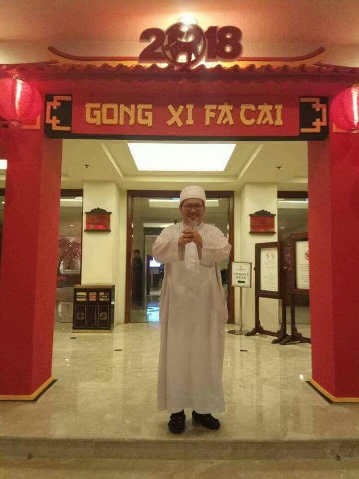 Bermodal Kardus, Warga Ramai Minta Angpao di Vihara Ancol