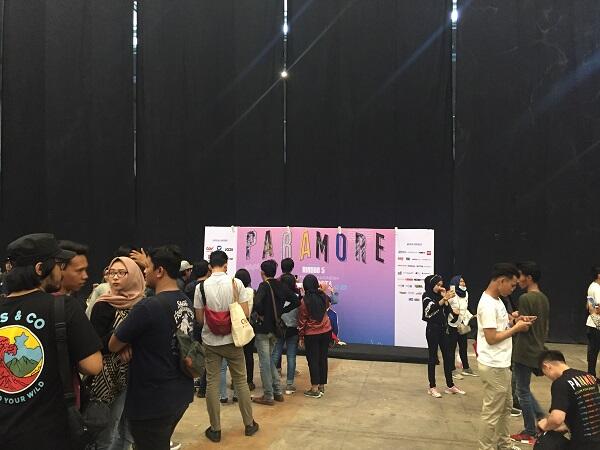 Deretan Ekspresi Kesedihan Parafamily Saat Konser Paramore Batal