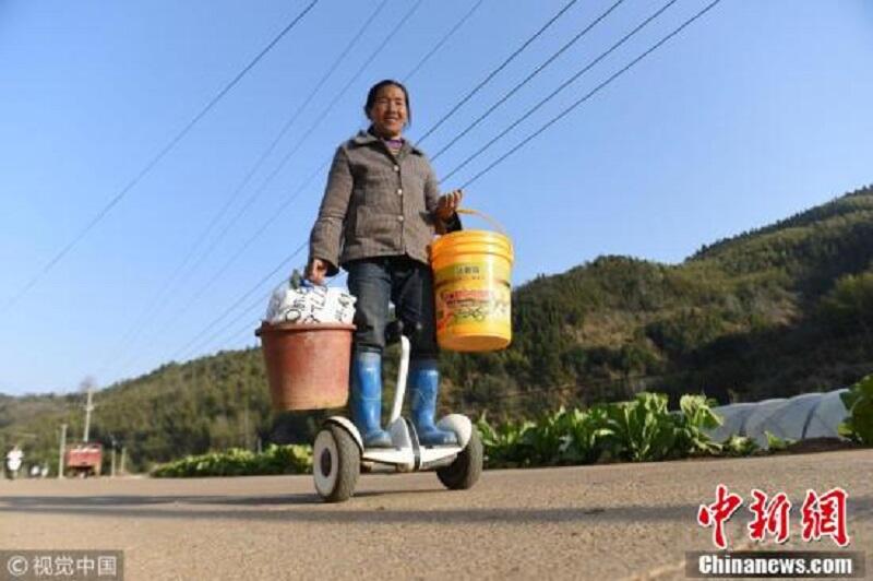 &quot;Work Smart, Not Hard&quot; Beginilah Cara Petani Tiongkok Manfaatkan Hoverboard