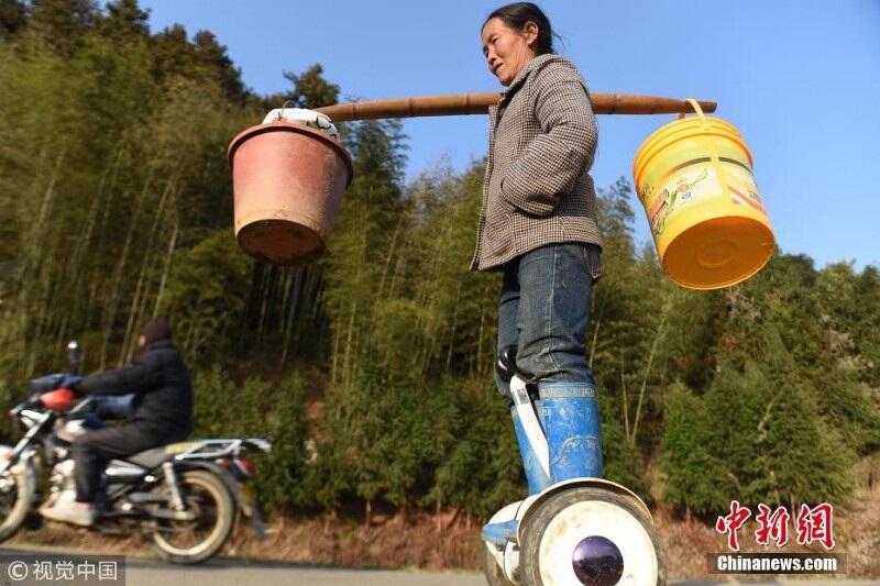 &quot;Work Smart, Not Hard&quot; Beginilah Cara Petani Tiongkok Manfaatkan Hoverboard