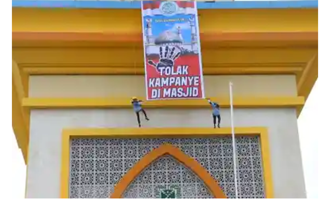 sejumlah ormas di ntb memasang spanduk tolak kampanye di tempat ibadah