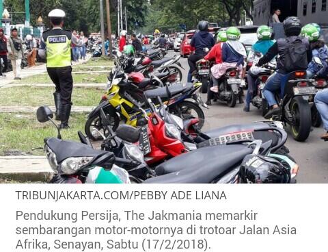 Jadi Semrawut, The Jakmania Parkir Sembarang di Trotoar Jalan Asia Afrika