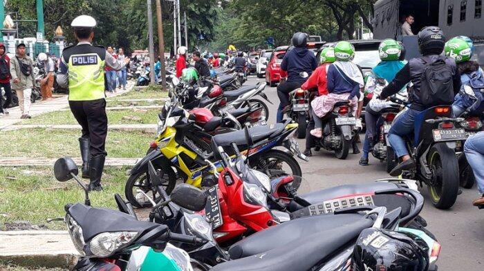 Jadi Semrawut, The Jakmania Parkir Sembarang di Trotoar Jalan Asia Afrika