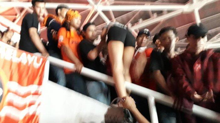 Kelakuan Suporter! Merokok di Dalam Stadion GBK dan Injak-injak Kursi