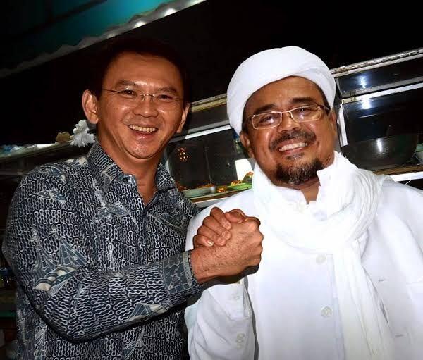 Merangkul Habib Rizieq 