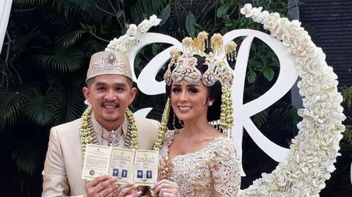 Suami Pengin Punya 4 Anak dari Selvi Kitty