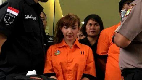 Roro Fitria, Dari Baju Ratusan Juta Kini Pakai Baju Orange Tahanan