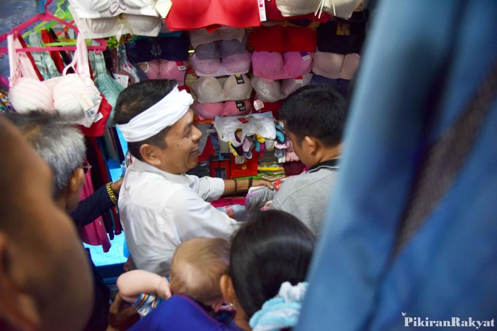 Dedi Mulyadi Borong Bra dan Pakaian Dalam