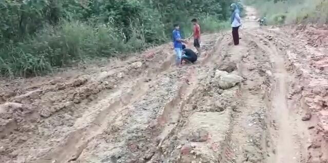 Golkar Soroti Jalan Provinsi Rusak, Warga Kaltim Berobat Ke Kalsel